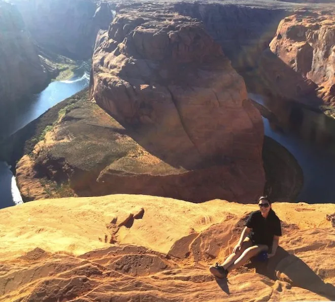 Milijana Gabrić hiking Horseshoe Bend Arizona