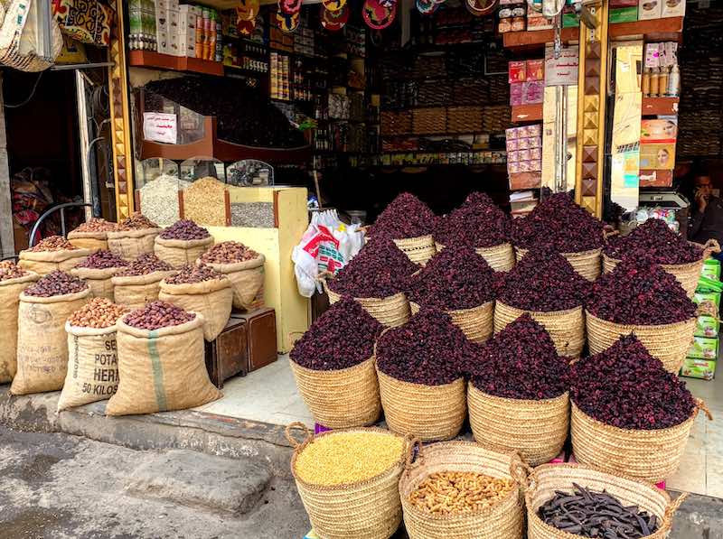 Foods shop in Luxor in Egypt with delicious vagan Egyptian food 