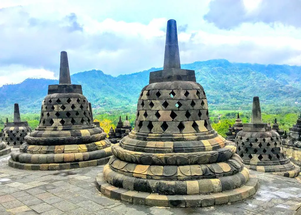 Visiting Borobudur and Prambanan: Borobudur vs Prambanan 1 Borobudur and Prambanan temples in Java in Indonesia