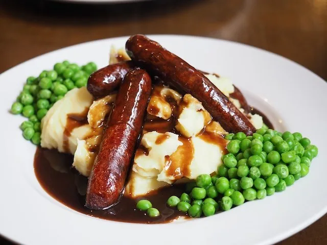 Bangers and Mash is one of the top must-try British foods in Britain I British cuisine I Traditional British Foods I Most Popular British Foods I Best Foods in Britain I Traditional British Dishes I Famous British Food I uk foodI I food in the uk I uk foods I British Cuisine I english foods