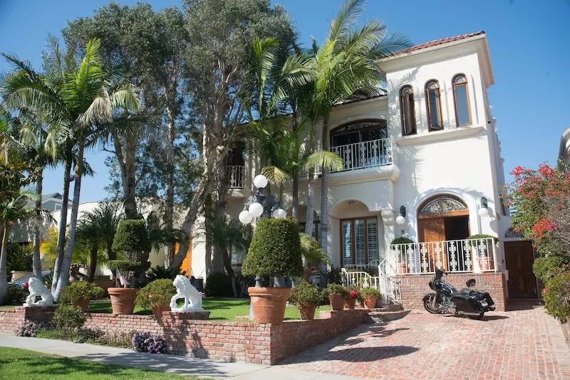 15 Absolutely Best Airbnbs in Santa Monica 10 The Airbnb villa with a roof top deck is one of the best airbnbs in Santa Monica