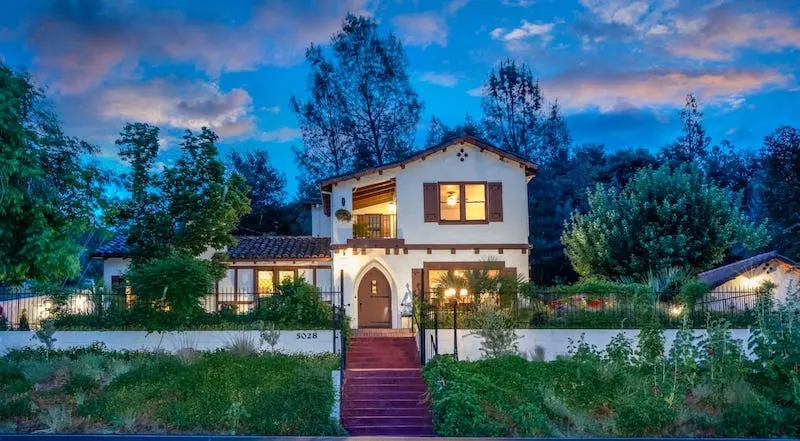 20 Absolutely Best Airbnbs in Yosemite 18 This villa in Mariposa is one of the best airbnbs in Yosemite