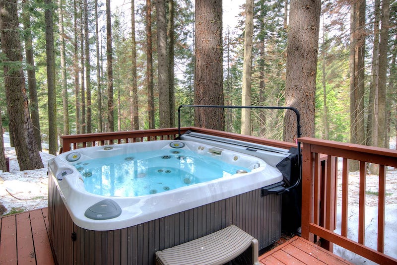 17 Absolutely Best Yosemite Cabins For Rent 12 A hot tube of a cabin in Yosemite