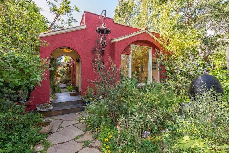 15 Absolutely Best Airbnbs in Santa Monica 14 This pet-friendly guest house is one of the best airbnbs in Santa Monica