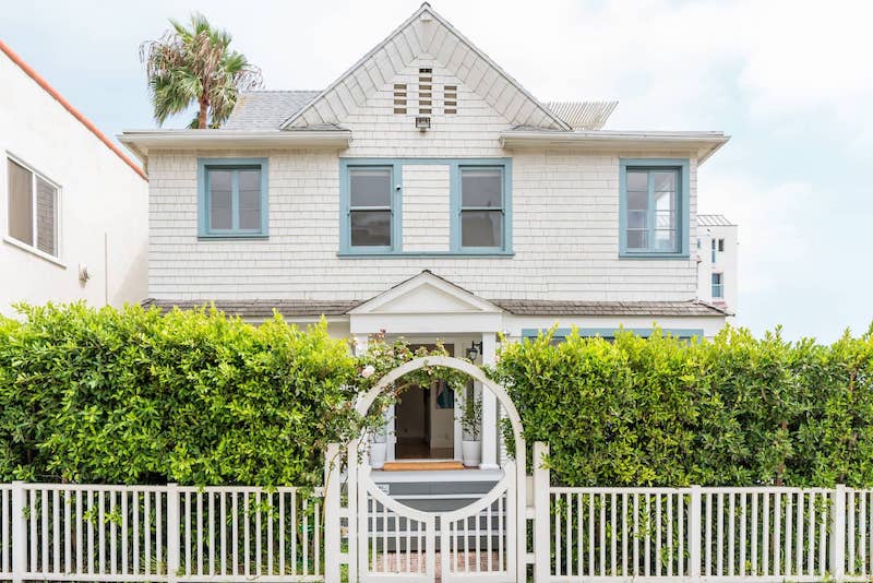 15 Absolutely Best Airbnbs in Santa Monica 6 This beach house is one o f the best airbnbs in Santa Monica