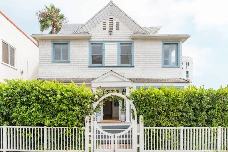 15 Absolutely Best Airbnbs in Santa Monica 6 This beach house is one o f the best airbnbs in Santa Monica