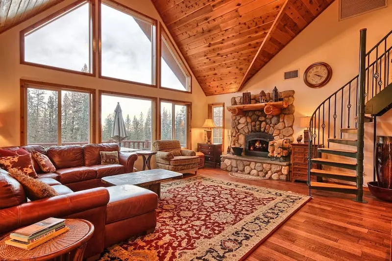 This lodge is one of the best airbnbs in Yosemite area 
