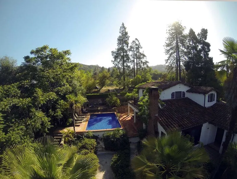 20 Absolutely Best Airbnbs in Yosemite 16 This villa is one of the best airbnbs in Yosemite area