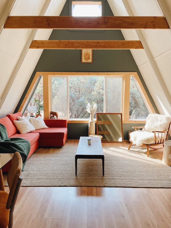 This modern cabin is one of the best airbnbs in Yosemite