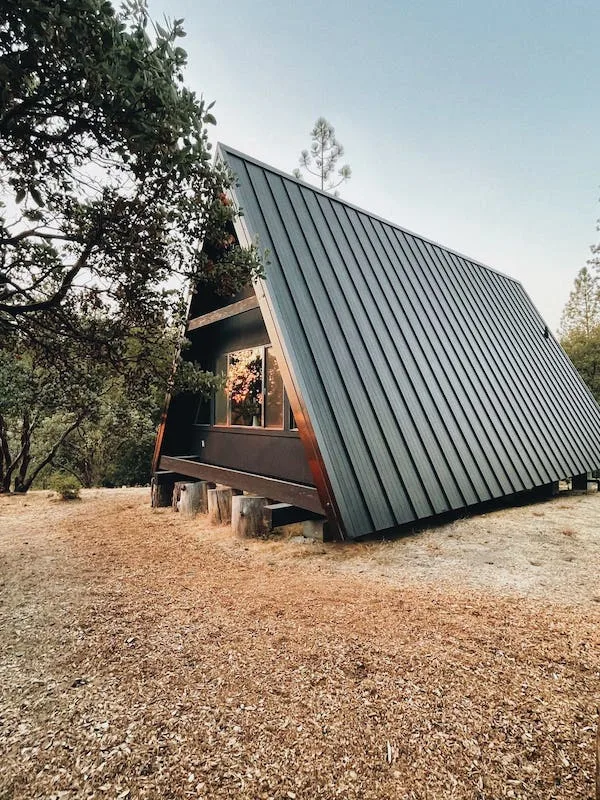 This modern cabin is one of the best airbnbs in Yosemite 