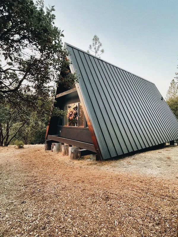 13 Sites For Spectacular Glamping in Yosemite 22 This modern cabin is one of the best airbnbs in Yosemite