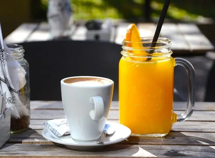 Zumo con naranja y cafe con leche si one of the most populas Spanish breakfasts in Spain 