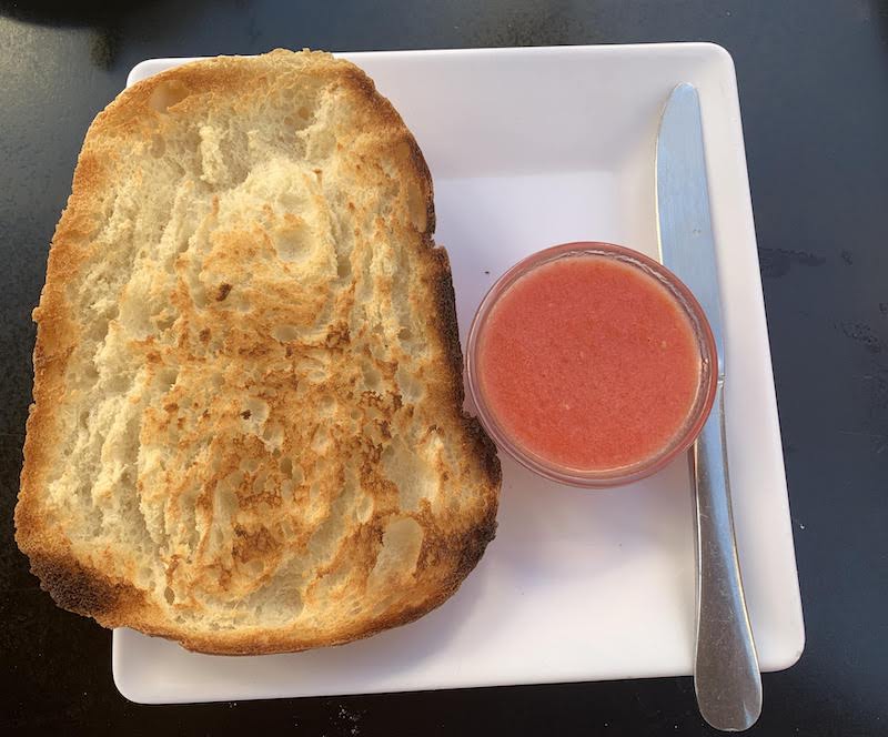 Spanish tostadas de tomate are some of the most popular traditional Spanish breakfast foods