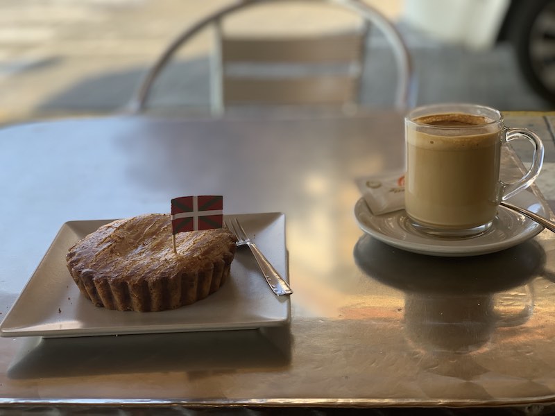 cafe con leche with Basque cake