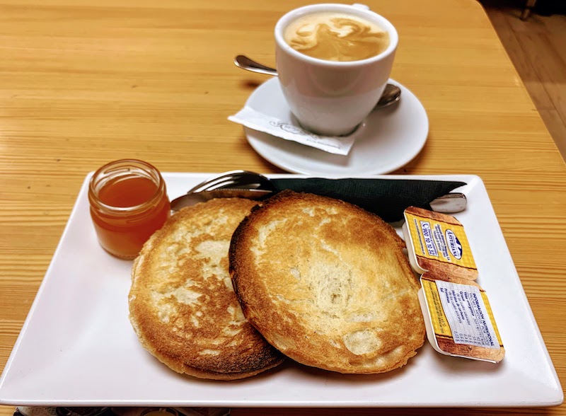 ostadas con mantequilla y mermelada are some of the most popular Spanish breakfasts in Spain