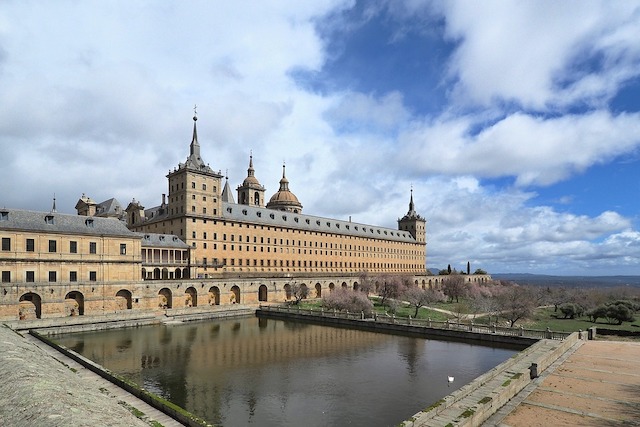 Everyone needs to see amazing El Escorial monastery if traveling a week in Spain 