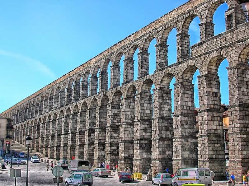 Seeing the aquaduct of Segovia is one of the best experiences in Spain 