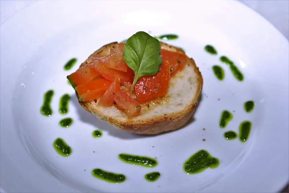 Puglian frisa bruschetta is among th ebest food in Puglia 