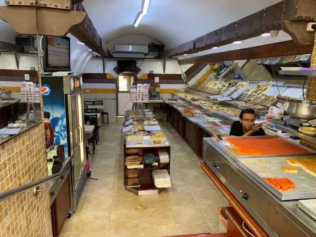 Popular Israeli food: Best Israeli dishes, Israeli desserts, and Israeli drinks (2023) 32 kanafeh pastry is amongthe most popular food in Israeli