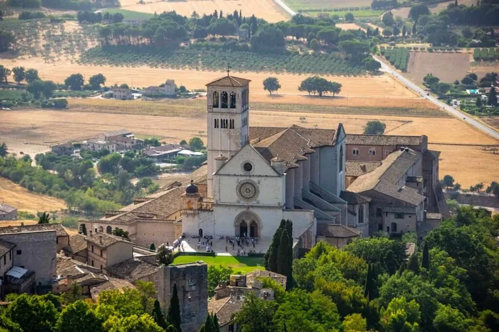 22 Wonderful day trips from Rome Italy (2023) 6 Assisi is among the best day trips from Rome Italy