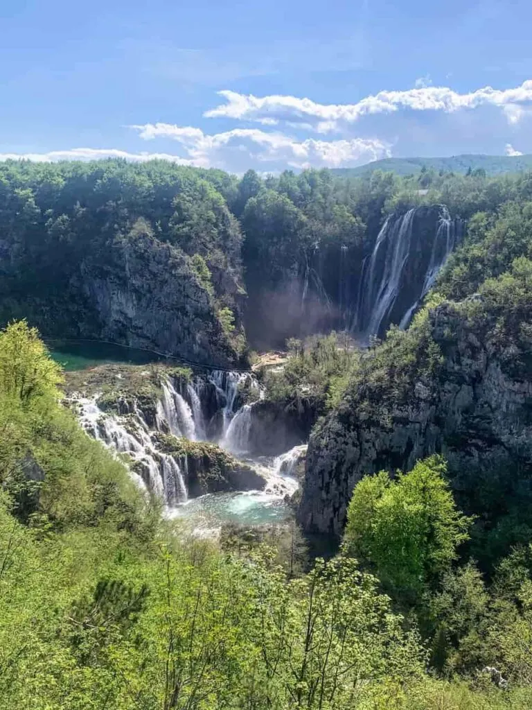 How to Visit Plitvice Lakes National Park (2023) 1 Visit Plitvice Lakes National Park in Croatia and see 90 waterfalls and 16 lakes