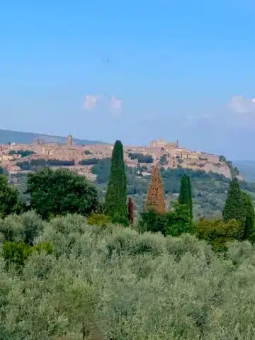 visiting beuatiful Orvieto is oen of the top things to do in Umbria Italy