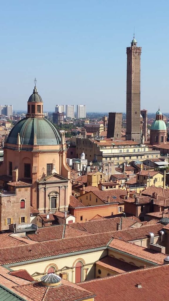 Travel Guide to Best Things to Do in Bologna Italy