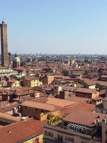 Travel Guide to the Best things to do do in Bologna Italy