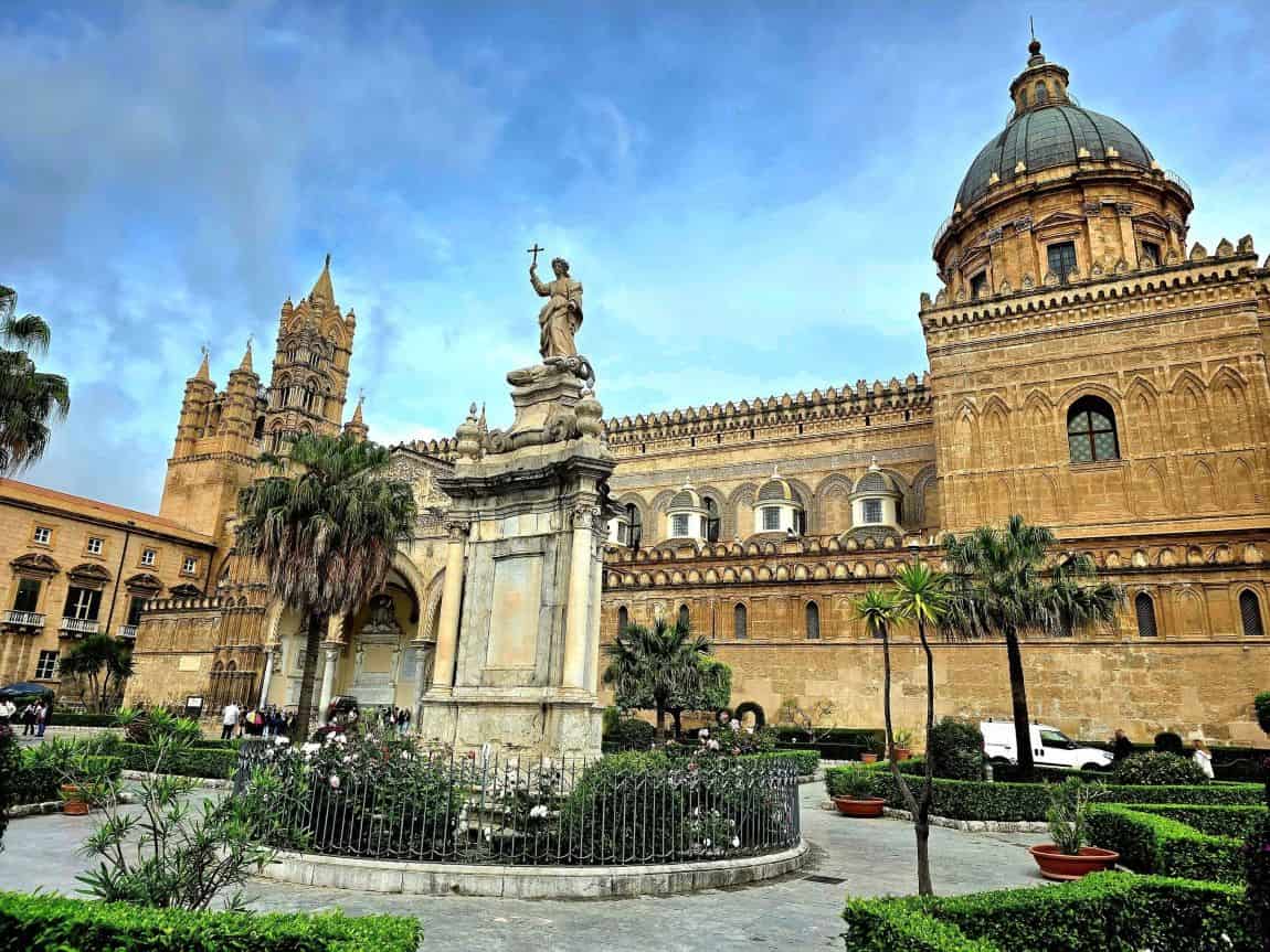 This One-Day Palermo Itinerary Is A Golden Ticket To Experience The Best Of Palermo In 24 Hours! 8 The Cathedral of Palermo. It is a must-see buiding while one day in Palermo Sicily