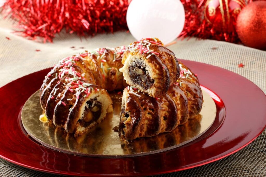 Buccellato Siciliano. It is one of the traditional Sicilian desserts at Christmastime. 